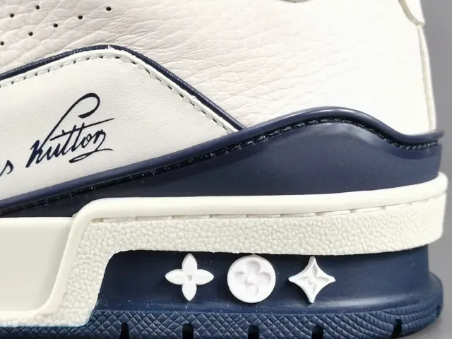 Louis Vuitton LV Trainer Branco Marinho Couro Superior Detalhe Assinatura Cursiva Tênis Lifestyle 7