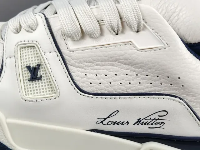 Louis Vuitton LV Trainer Branco Marinho Couro Superior Detalhe Assinatura Cursiva Tênis Lifestyle 8