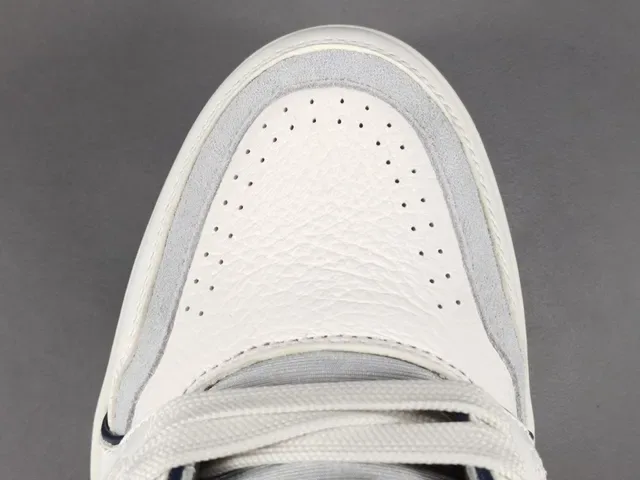 Louis Vuitton LV Trainer Branco Marinho Couro Superior Detalhe Assinatura Cursiva Tênis Lifestyle 10