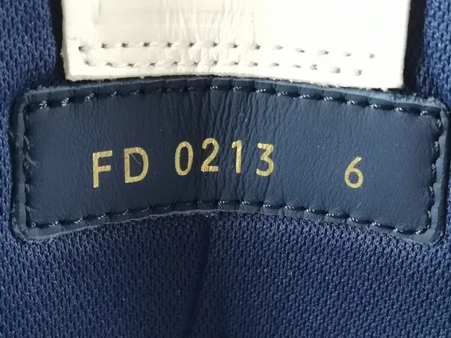 Louis Vuitton LV Trainer Branco Marinho Couro Superior Detalhe Assinatura Cursiva Tênis Lifestyle 12
