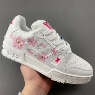 Louis Vuitton LV Trainer Tênis Lifestyle Branco e Rosa Couro Quilted Bordado de Flor de Cereja