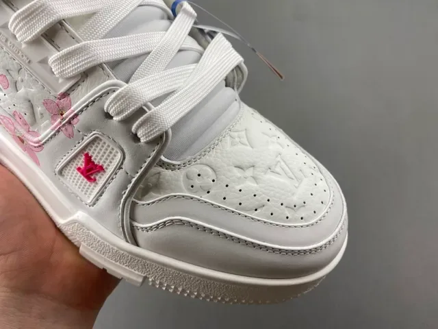 Louis Vuitton LV Trainer 白色粉色 绗缝皮革鞋面 樱花刺绣 生活方式运动鞋 2