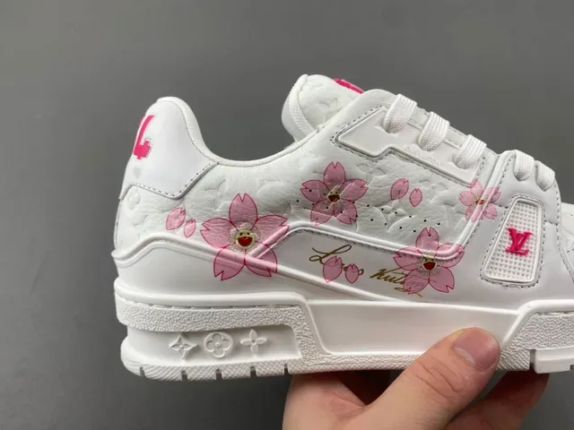 Louis Vuitton LV Trainer 白色粉色 绗缝皮革鞋面 樱花刺绣 生活方式运动鞋 3