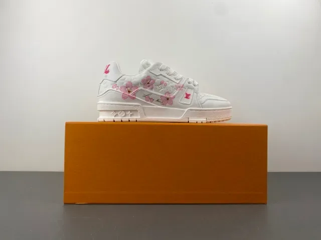Louis Vuitton LV Trainer 白色粉色 绗缝皮革鞋面 樱花刺绣 生活方式运动鞋 15