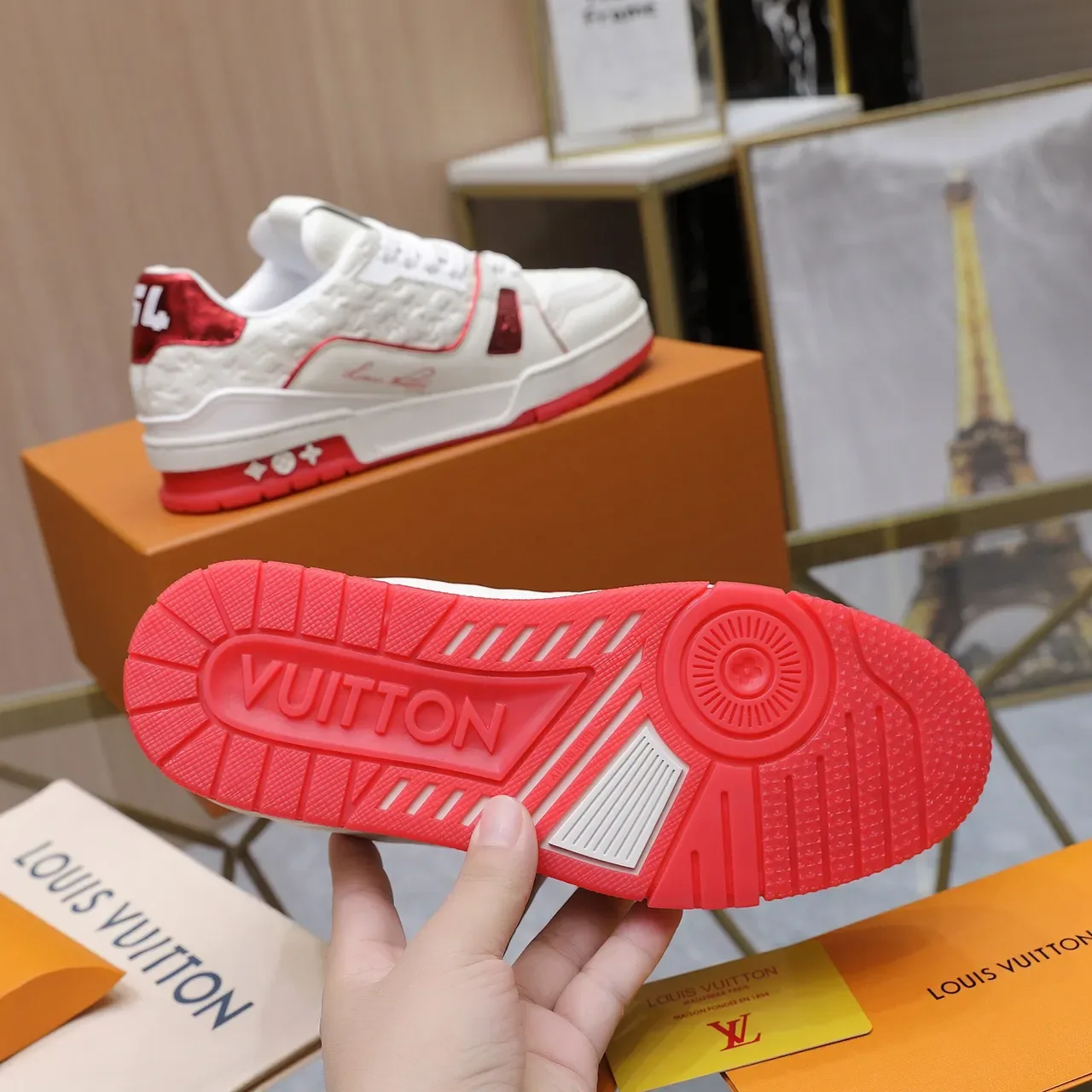 Louis Vuitton LV Trainer chaussures lifestyle blanches rouges monogramme-embossé cuir perforé supérieur 2