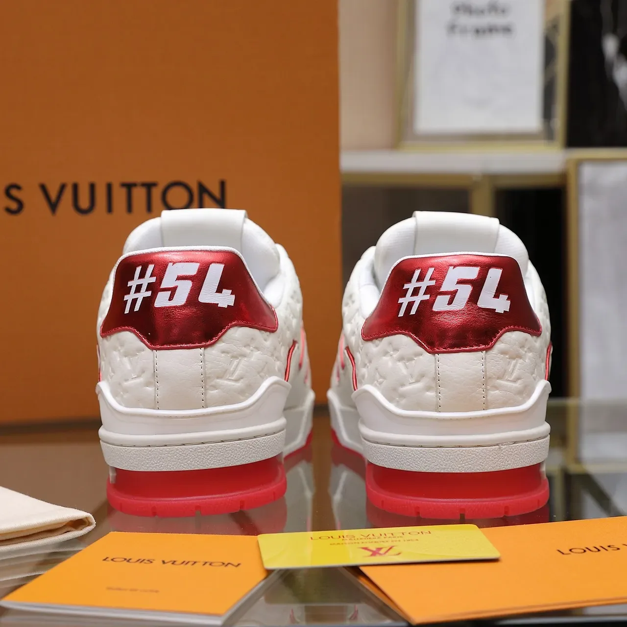 Louis Vuitton LV Trainer chaussures lifestyle blanches rouges monogramme-embossé cuir perforé supérieur 3