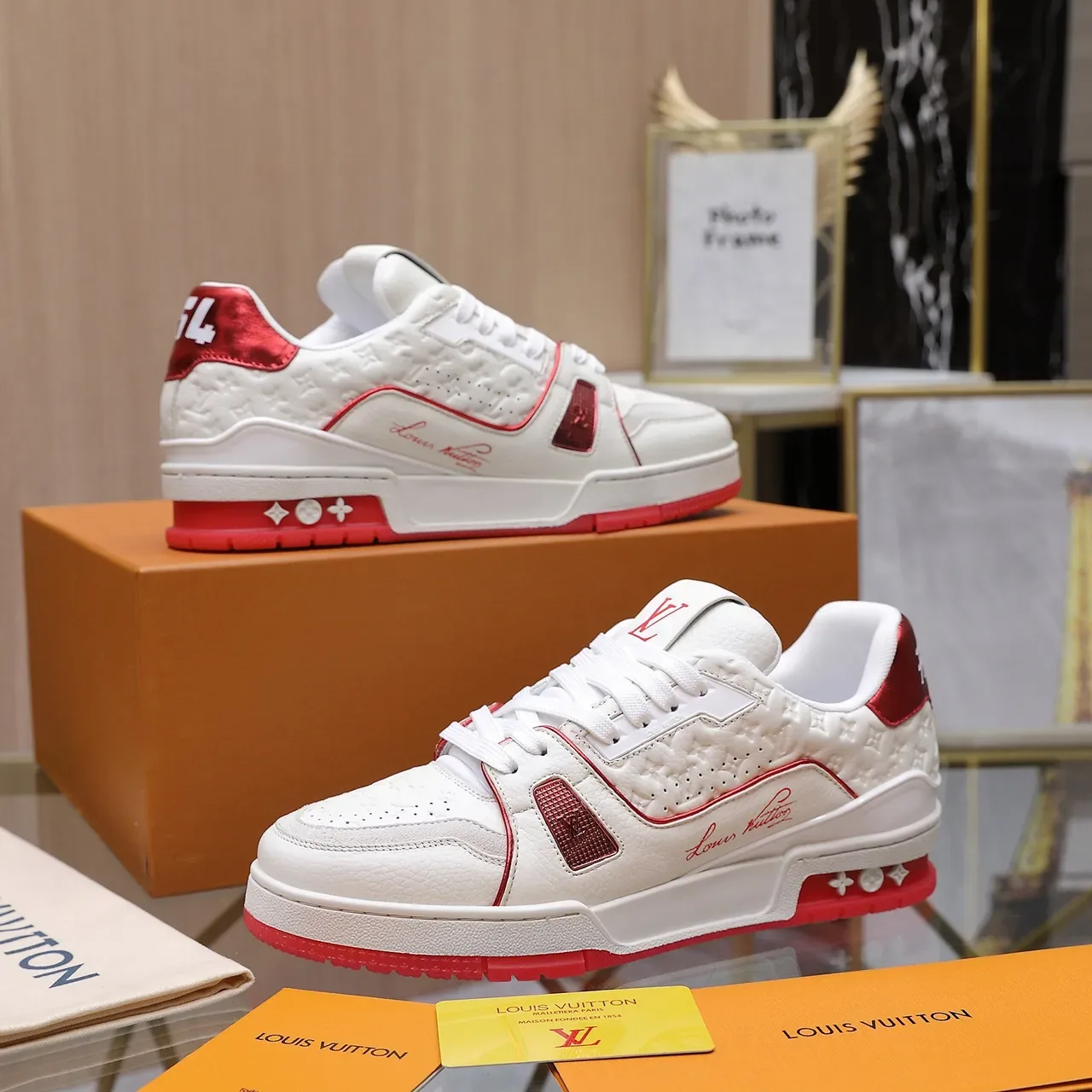 Louis Vuitton LV Trainer chaussures lifestyle blanches rouges monogramme-embossé cuir perforé supérieur 4