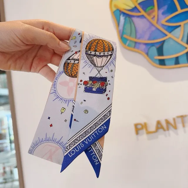 وشاح حريري Louis Vuitton Monogram وإلاستريشن بالون هوائي 5