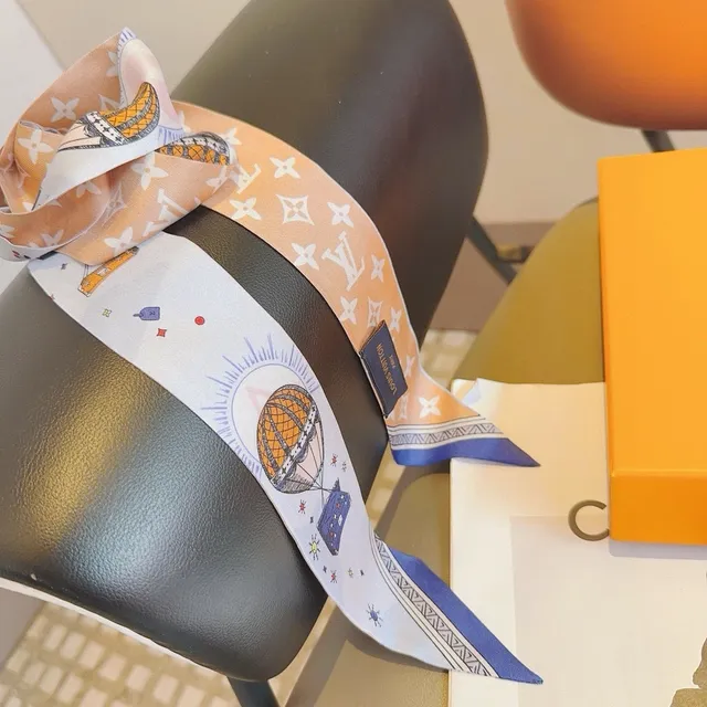 وشاح حريري Louis Vuitton Monogram وإلاستريشن بالون هوائي 7