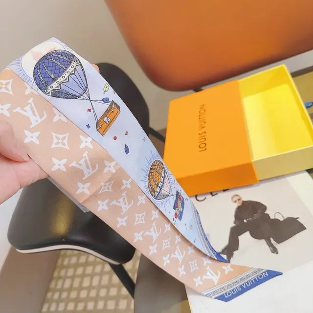 وشاح حريري Louis Vuitton Monogram وإلاستريشن بالون هوائي 8