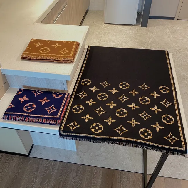 Louis Vuitton Monogram বাদামী ও বেইজ ক্যাশমির স্কার্ফ 2