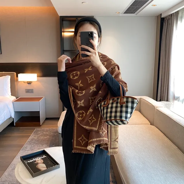 Louis Vuitton Monogram বাদামী ও বেইজ ক্যাশমির স্কার্ফ 7