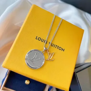 Colar Louis Vuitton Monograma Coin Dual-Charm Prata