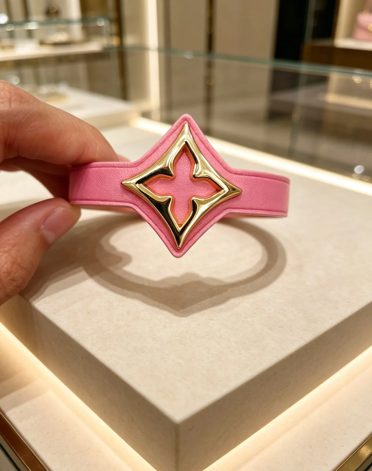 Louis Vuitton Monogram Flor Multicolor Correa de Cuero Dorada Hardware Pulsera 2