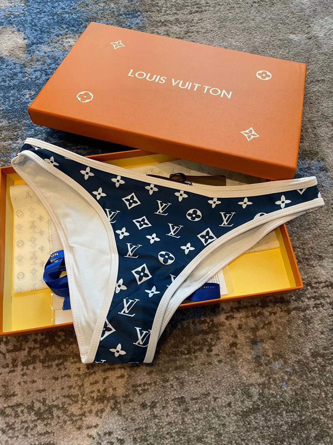 Louis Vuitton impressão monograma top triangular e calcinha de cintura baixa roupas de banho 2