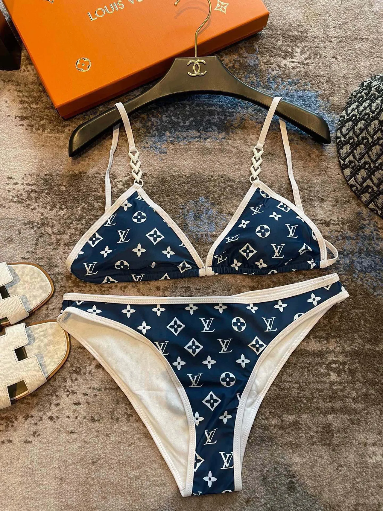 Louis Vuitton impressão monograma top triangular e calcinha de cintura baixa roupas de banho 5