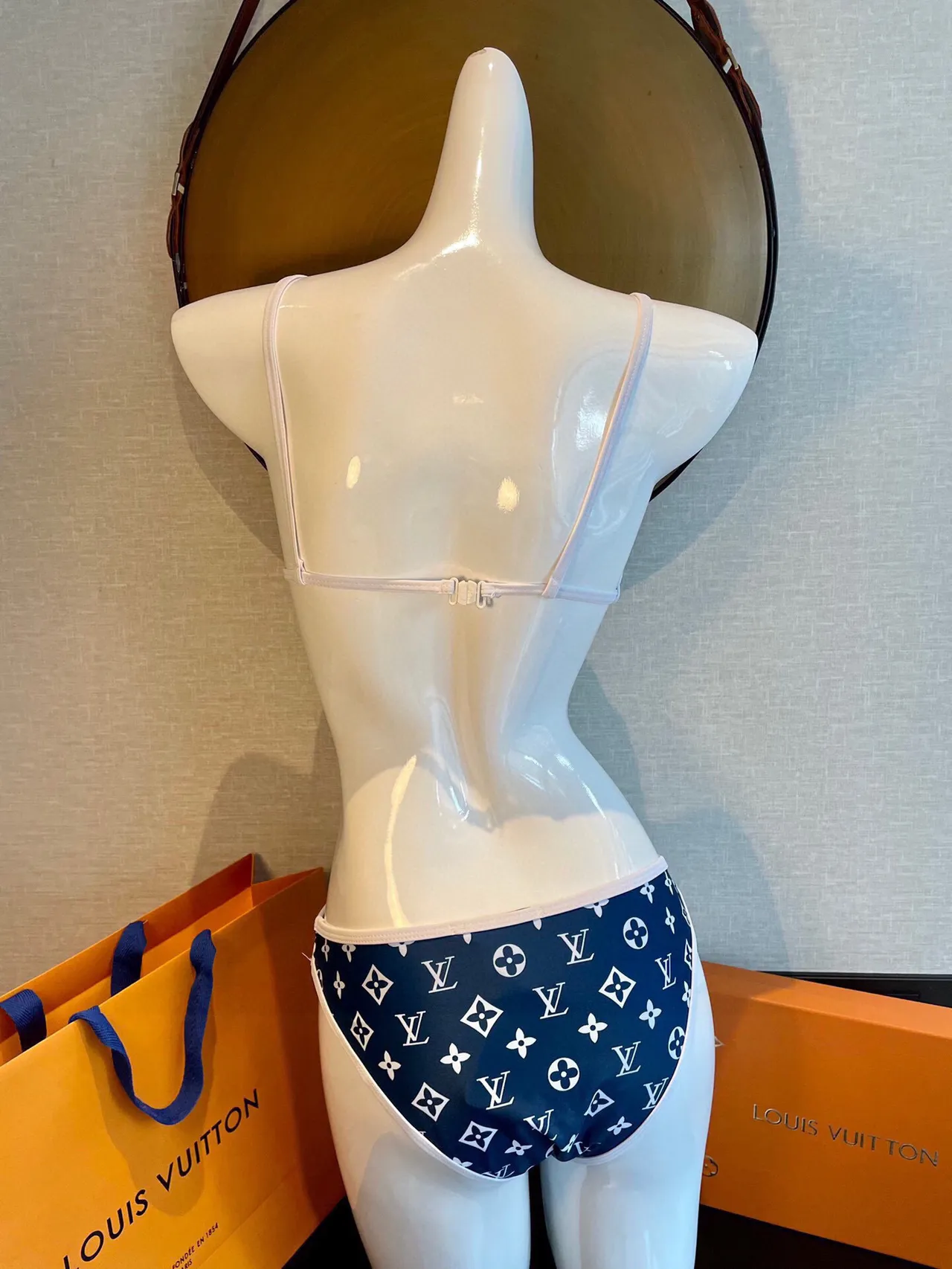 Louis Vuitton impressão monograma top triangular e calcinha de cintura baixa roupas de banho 6