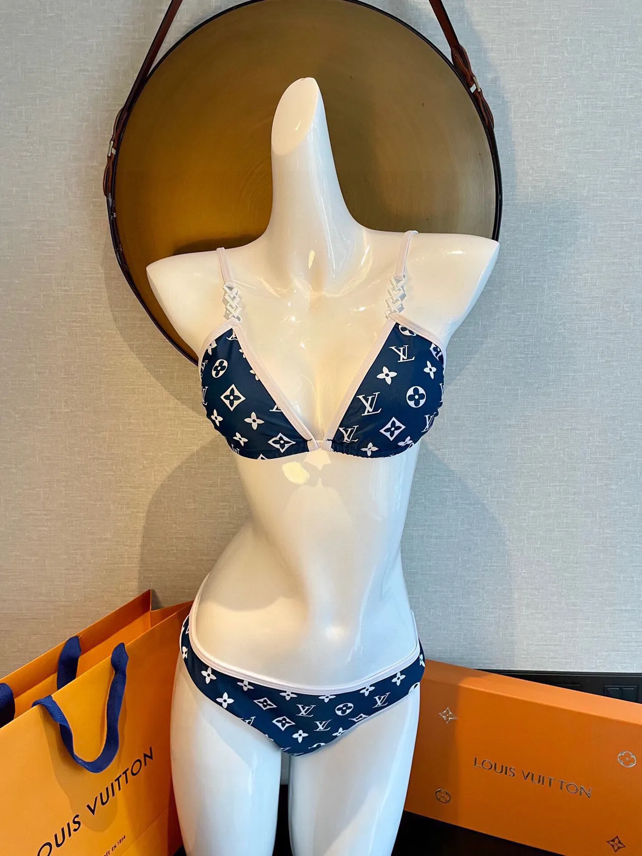 Louis Vuitton impressão monograma top triangular e calcinha de cintura baixa roupas de banho 7