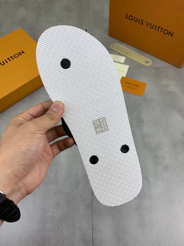 Louis Vuitton Monogram Reverse-Print 灰色和黑色拖鞋 2