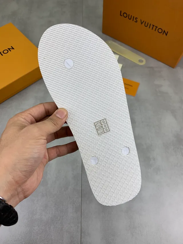 Louis Vuitton Monogram Reverse-Print 灰色和黑色拖鞋 3