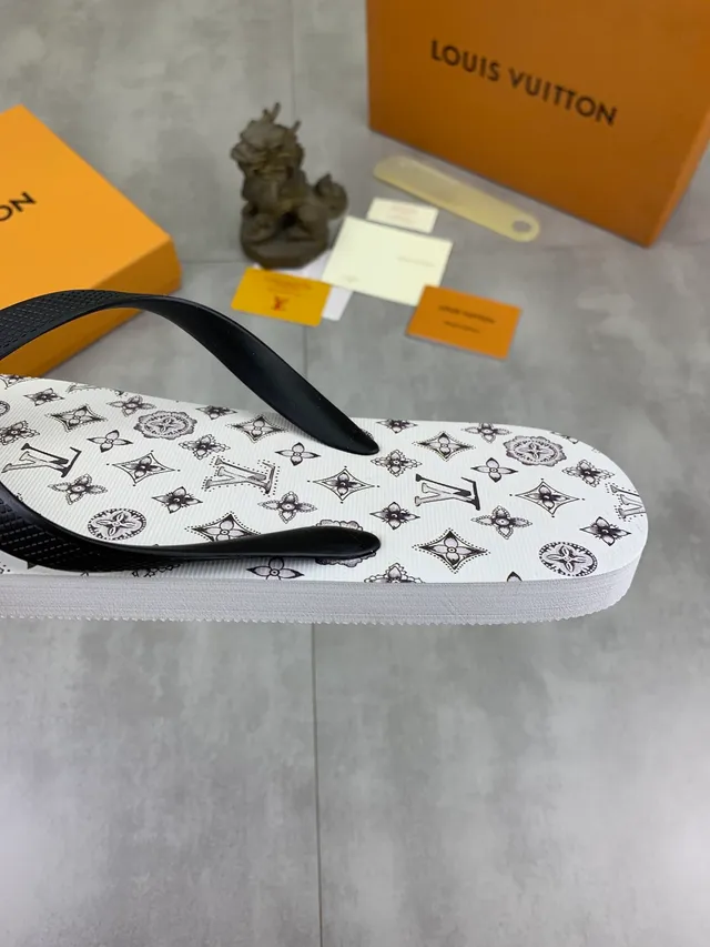 Louis Vuitton Monogram Reverse-Print 灰色和黑色拖鞋 4