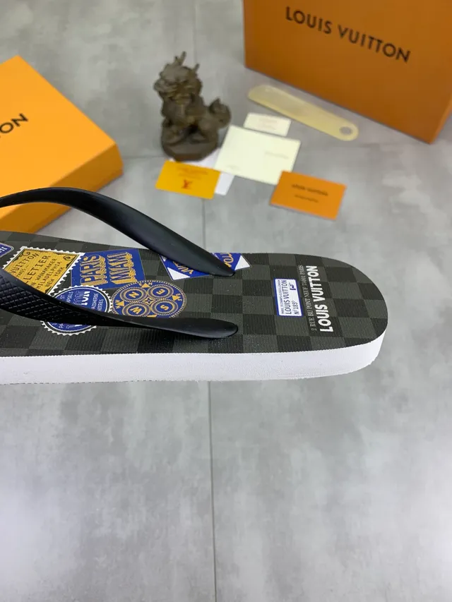 Louis Vuitton Monogram Reverse-Print 灰色和黑色拖鞋 6