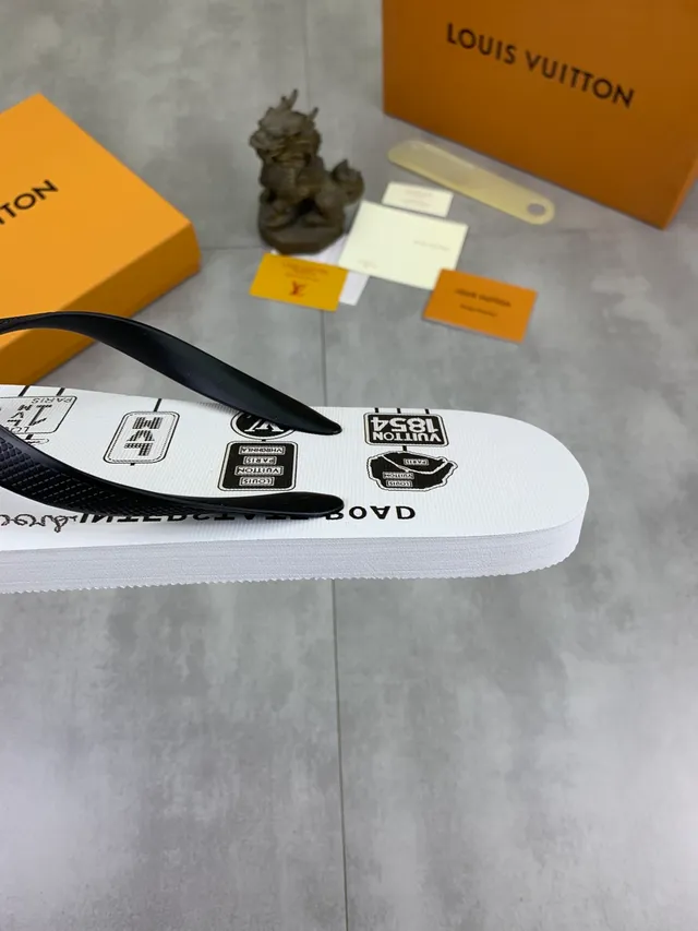 Louis Vuitton Monogram Reverse-Print 灰色和黑色拖鞋 9