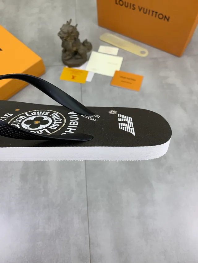 Louis Vuitton Monogram Reverse-Print 灰色和黑色拖鞋 11