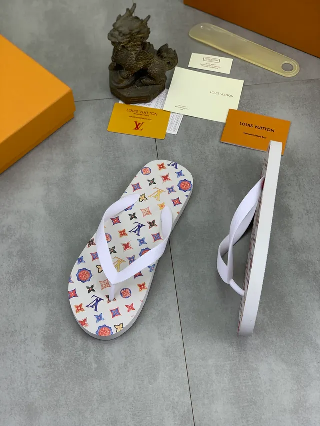 Louis Vuitton Monogram Reverse-Print 灰色和黑色拖鞋 15