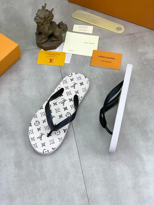 Louis Vuitton Monogram Reverse-Print 灰色和黑色拖鞋 16