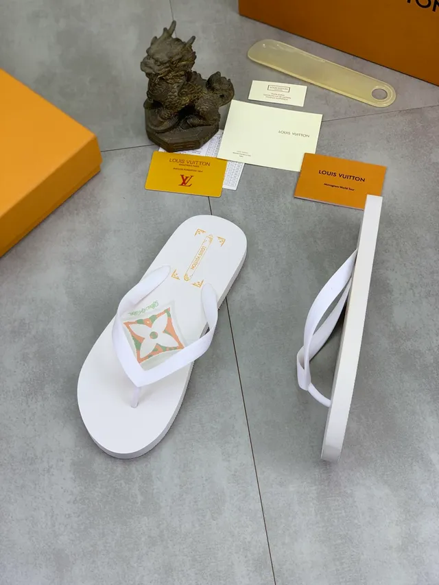 Louis Vuitton Monogram Reverse-Print 灰色和黑色拖鞋 18
