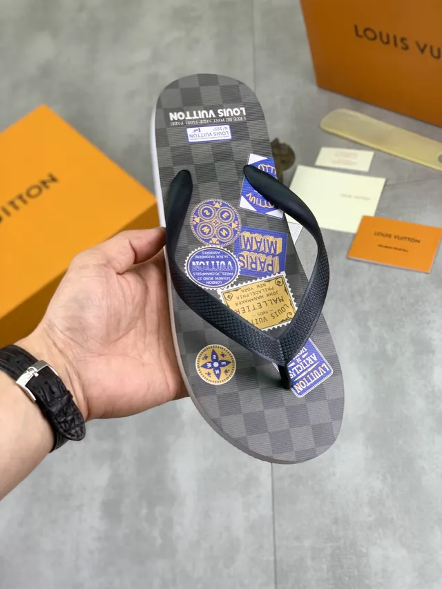 Louis Vuitton Monogram Reverse-Print 灰色和黑色拖鞋 22