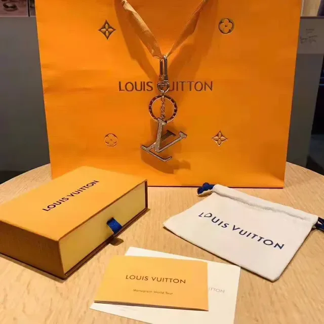 Louis Vuitton Monogram World Tour كريستال LV سلسلة المفاتيح سوار 2