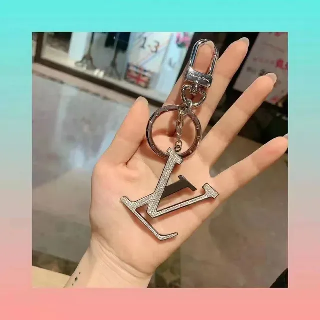 Louis Vuitton Monogram World Tour كريستال LV سلسلة المفاتيح سوار 3