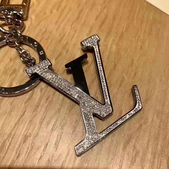 Louis Vuitton Monogram World Tour كريستال LV سلسلة المفاتيح سوار 5