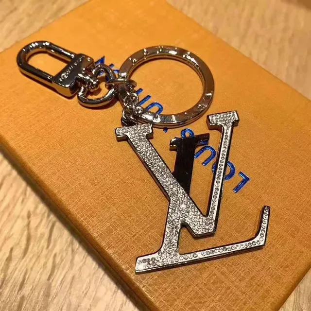 Louis Vuitton Monogram World Tour كريستال LV سلسلة المفاتيح سوار 6