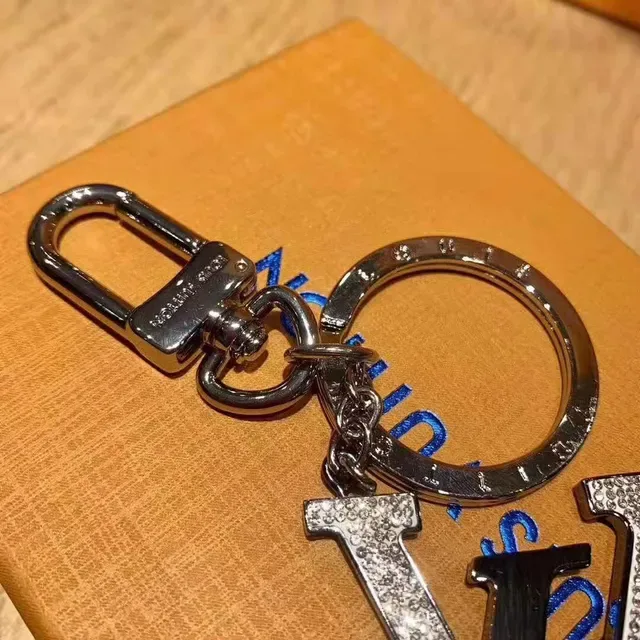 Louis Vuitton Monogram World Tour كريستال LV سلسلة المفاتيح سوار 7