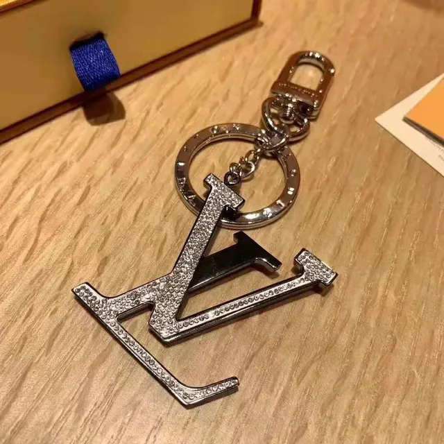 Louis Vuitton Monogram World Tour كريستال LV سلسلة المفاتيح سوار 8