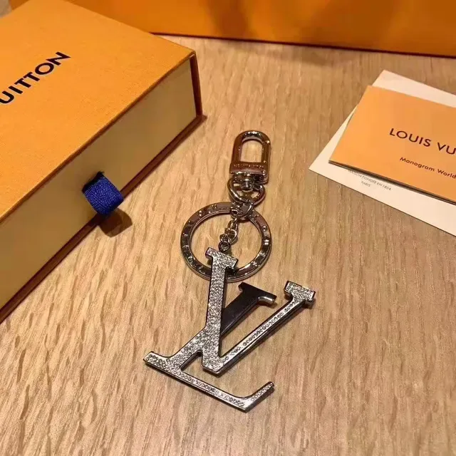 Louis Vuitton Monogram World Tour كريستال LV سلسلة المفاتيح سوار 9