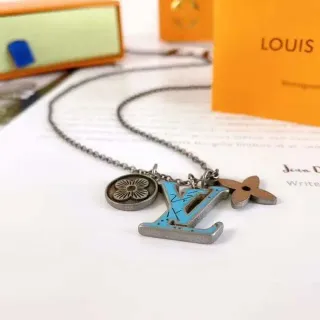 Colar Louis Vuitton Multi-Charm Esmaltado Monogram