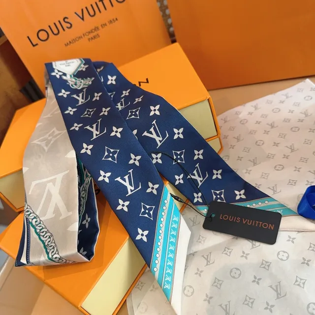 Louis Vuitton écharpe en soie monogramme bleu marine 5