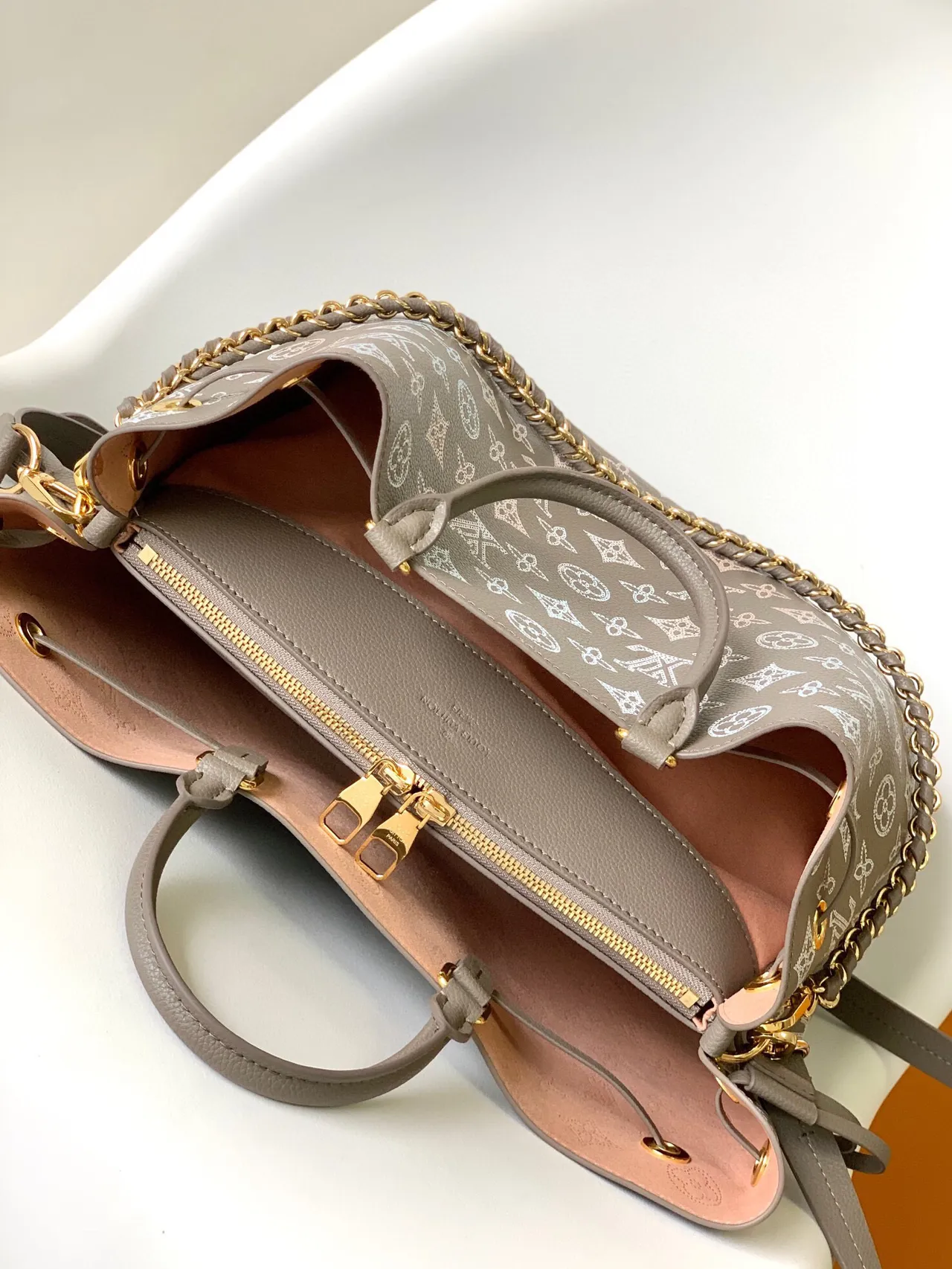 Louis Vuitton OnTheGo Gris Blanc Monogramme Imprimé Bretelle en Cuir Sac Seau 2