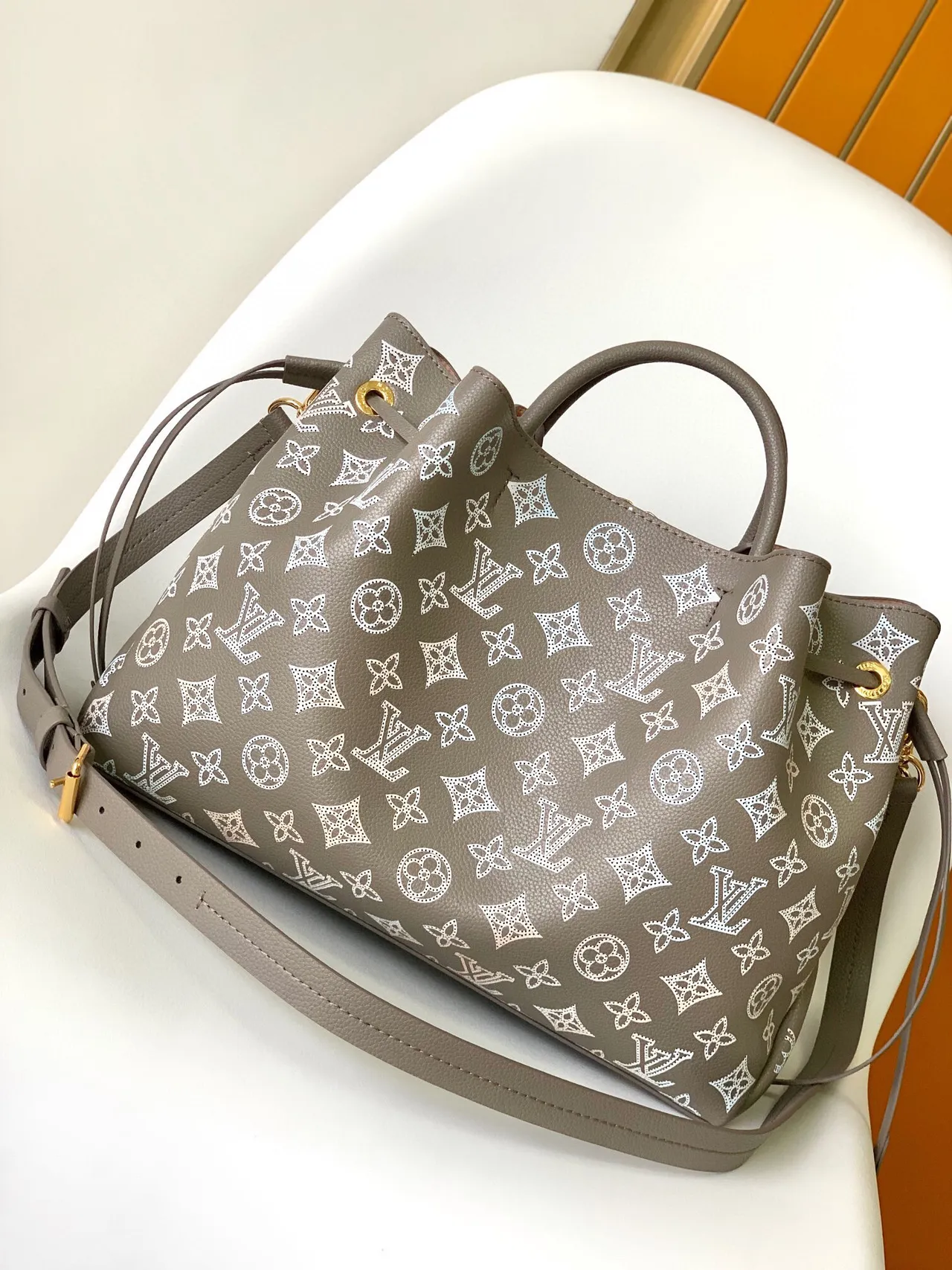 Louis Vuitton OnTheGo Gris Blanc Monogramme Imprimé Bretelle en Cuir Sac Seau 3