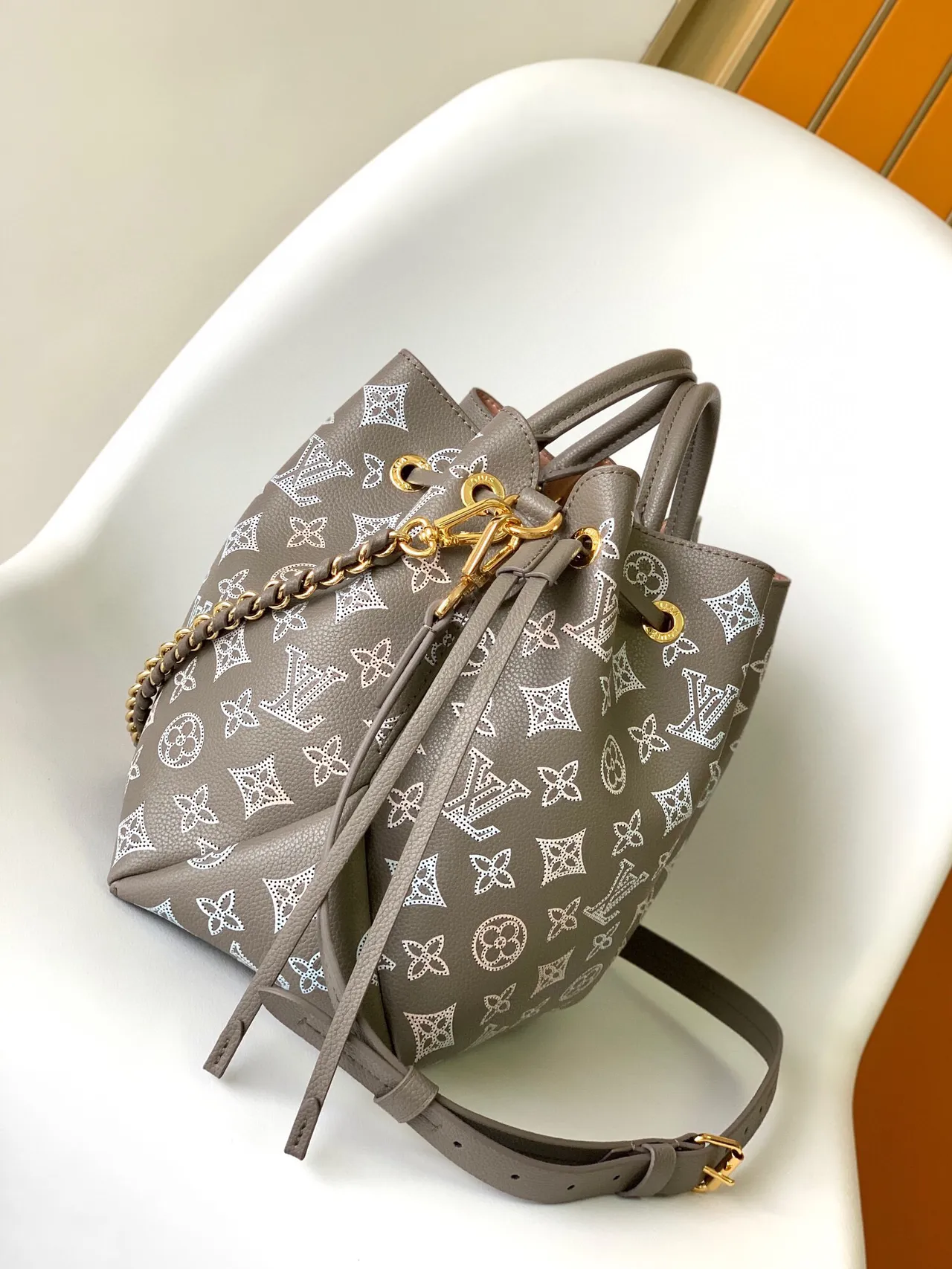 Louis Vuitton OnTheGo Gris Blanc Monogramme Imprimé Bretelle en Cuir Sac Seau 4