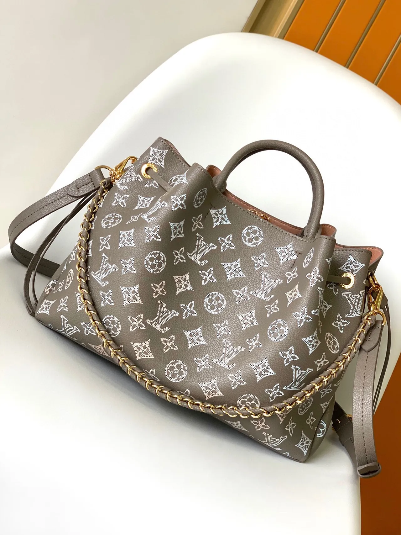 Louis Vuitton OnTheGo Gris Blanc Monogramme Imprimé Bretelle en Cuir Sac Seau 5