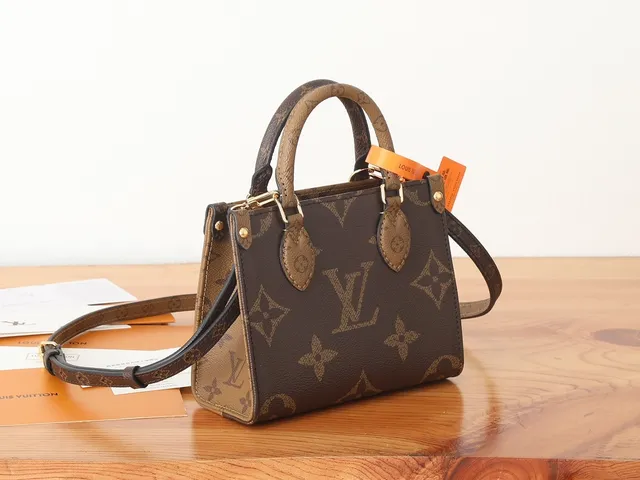 Louis Vuitton OnTheGo Mini 棕米色印花涂层帆布邮差包 2