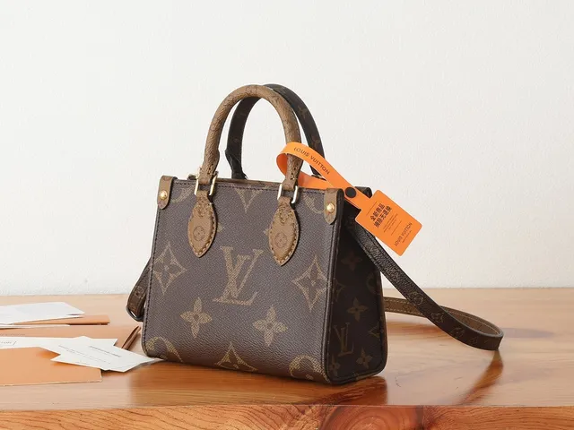Louis Vuitton OnTheGo Mini 棕米色印花涂层帆布邮差包 3