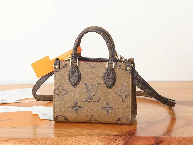 Louis Vuitton OnTheGo Mini 棕米色印花涂层帆布邮差包 4