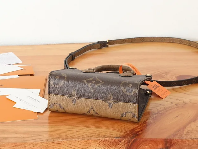 Louis Vuitton OnTheGo Mini 棕米色印花涂层帆布邮差包 5