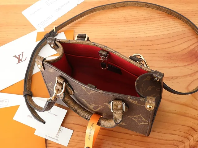 Louis Vuitton OnTheGo Mini 棕米色印花涂层帆布邮差包 6